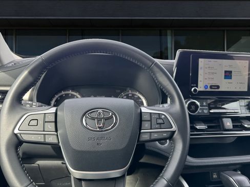 Used 2025 Toyota Highlander LE image 3