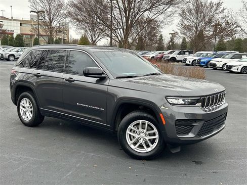 Used 2024 Jeep Grand Cherokee Laredo X image 2