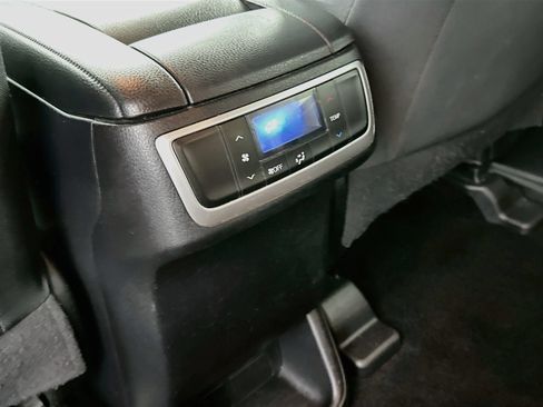 Used 2019 Toyota Highlander LE AWD/4WD image 23