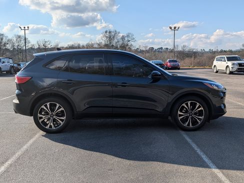 Used 2022 Ford Escape SE w/ SE Sport Appearance Package image 10
