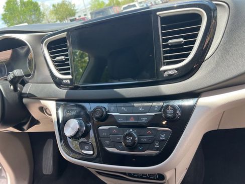 Used 2023 Chrysler Pacifica Touring-L FWD image 44