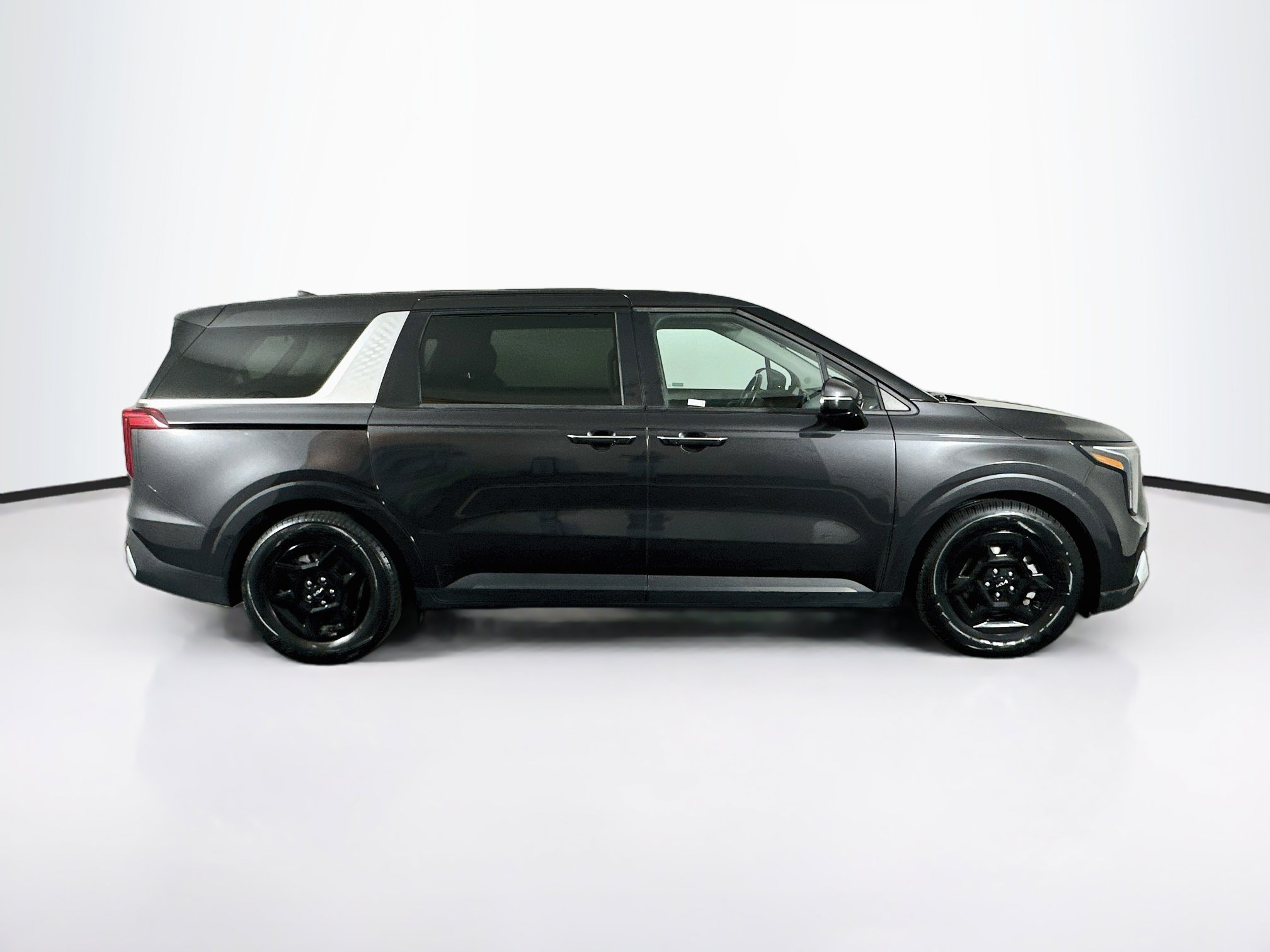 Used 2025 Kia Carnival FWD image 10