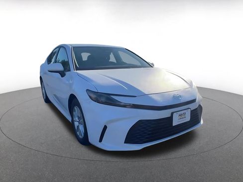 Used 2025 Toyota Camry LE image 3