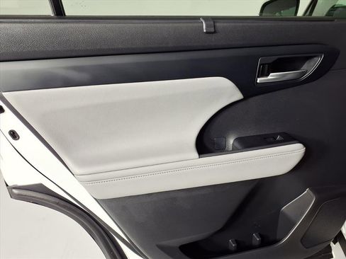 Used 2021 Toyota Highlander XLE image 18