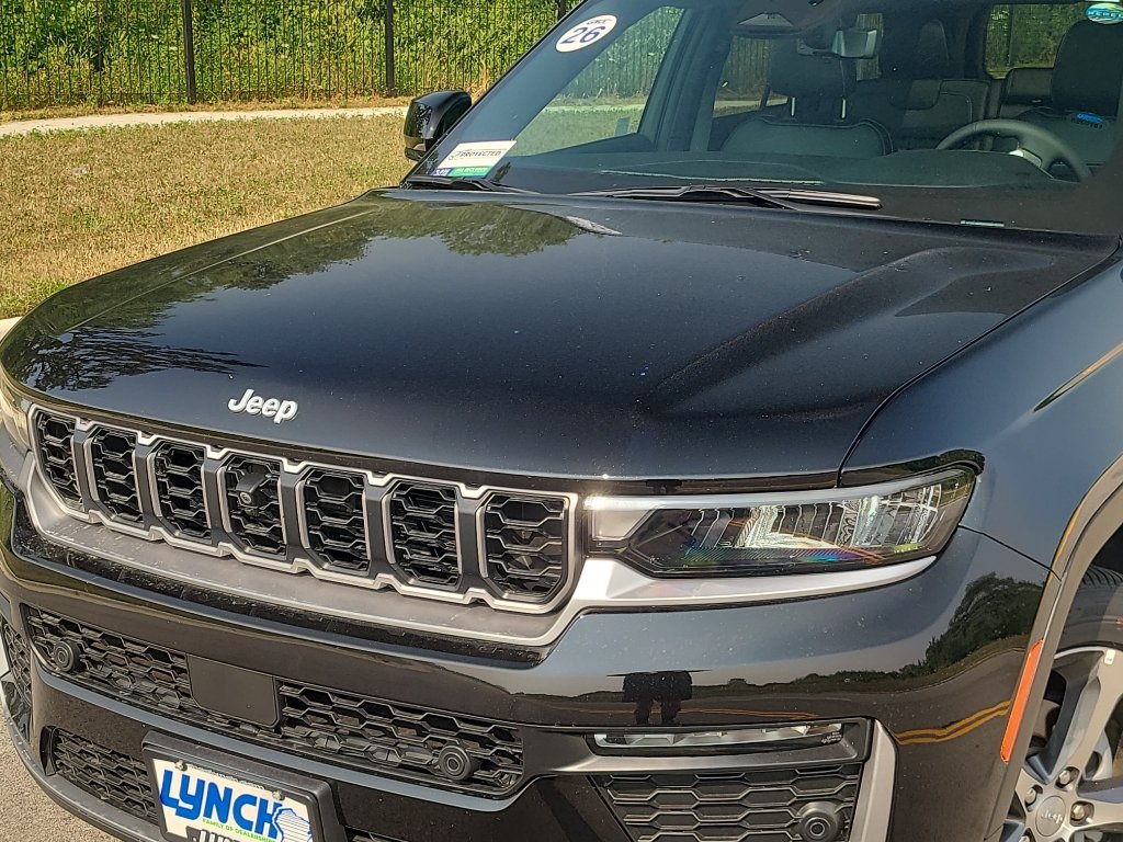 New 2026 Jeep Grand Cherokee Limited w/ Luxury Tech Group II AWD/4WD image 8