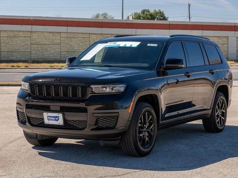 Used 2025 Jeep Grand Cherokee L Altitude image 3