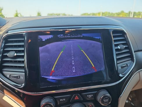Used 2019 Jeep Grand Cherokee Overland AWD/4WD image 24