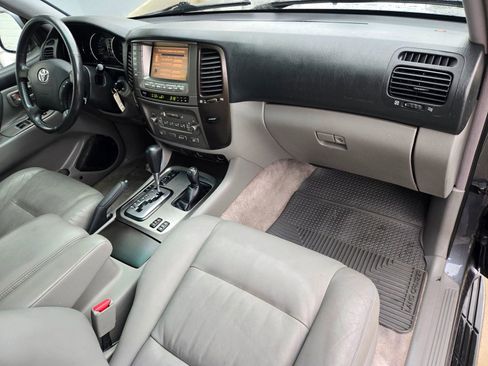 Used 2006 Toyota Land Cruiser Sport Utility 4D image 2
