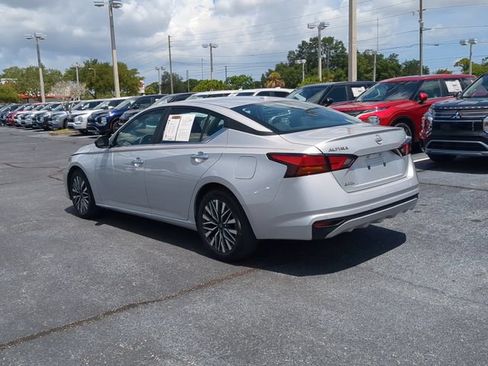 Used 2025 Nissan Altima 2.5 SV FWD image 8