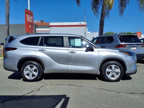 Certified 2025 Toyota Highlander LE FWD image 3