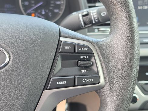 Used 2017 Hyundai Elantra SE FWD image 19