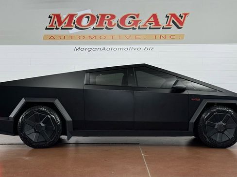 Used 2024 Tesla Cybertruck AWD Crew Cab image 2
