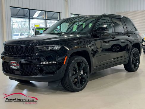 Used 2023 Jeep Grand Cherokee Limited w/ Black Appearance Package image 2