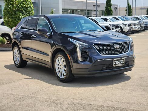 Used 2023 Cadillac XT4 Luxury w/ Cold Weather Package FWD image 3