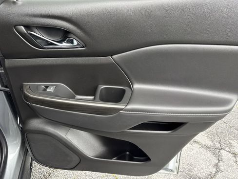 Used 2023 GMC Acadia SLT image 16