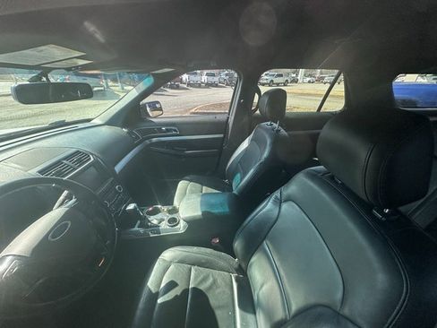 Used 2016 Ford Explorer XLT w/ Equipment Group 202A image 3