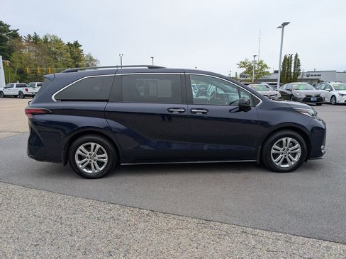 Used 2023 Toyota Sienna XSE w/ XSE Plus Package AWD/4WD image 7