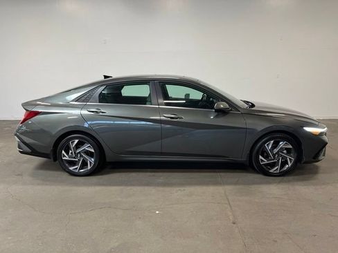 Used 2025 Hyundai Elantra Limited FWD image 2
