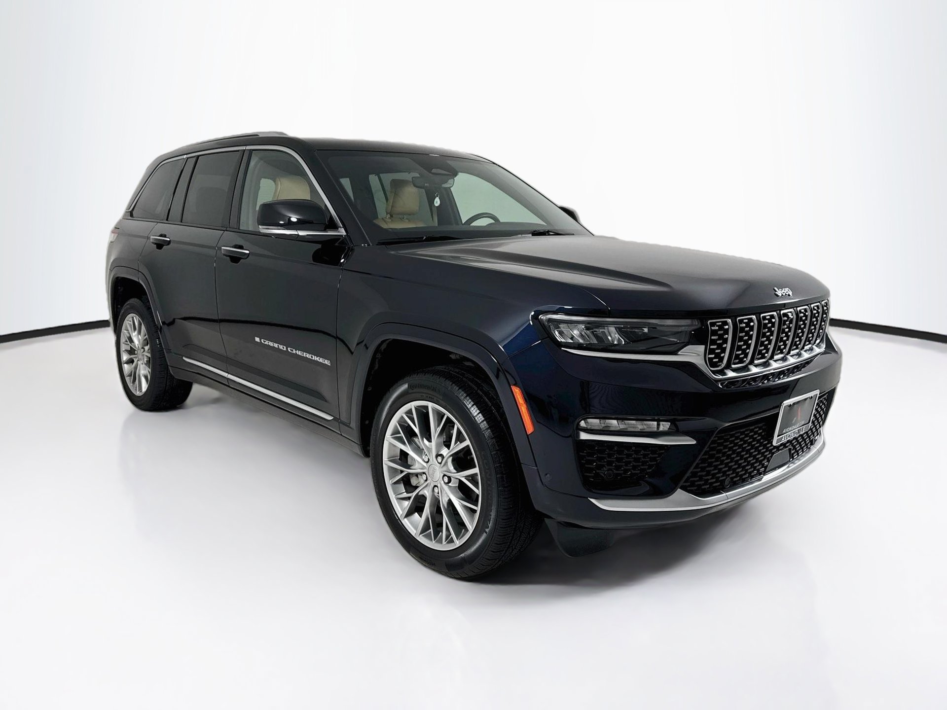 Used 2023 Jeep Grand Cherokee Summit w/ Luxury Tech Group V RWD image 1