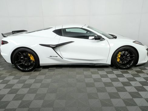 Used 2025 Chevrolet Corvette Z06 image 2