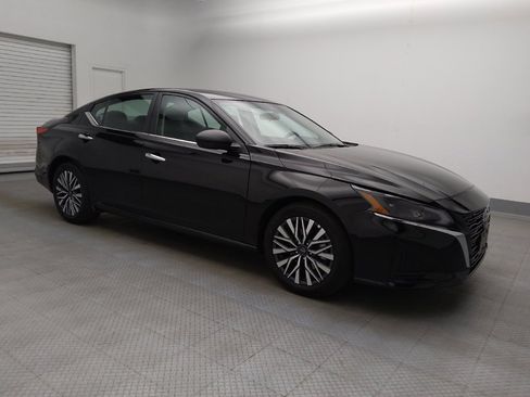 Used 2025 Nissan Altima 2.5 SV FWD image 11