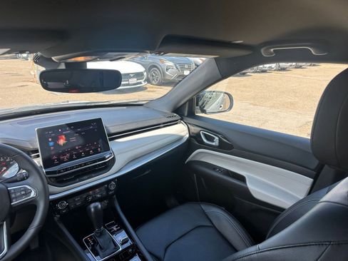 Used 2025 Jeep Compass Limited image 35