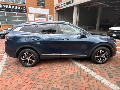 Used 2023 Kia Sportage EX AWD/4WD image 2