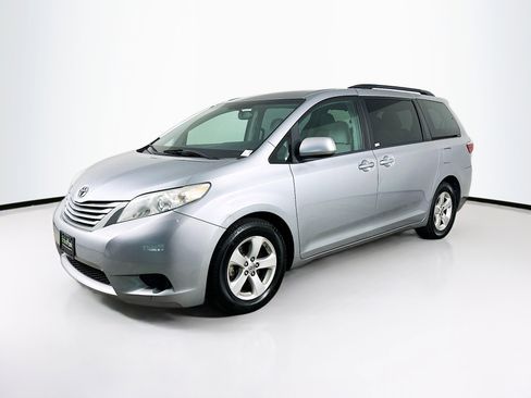 Used 2017 Toyota Sienna LE FWD image 3