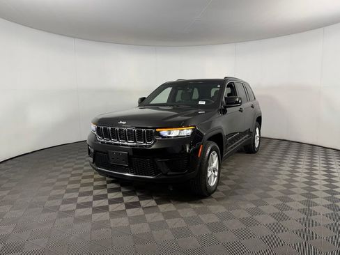 Certified 2025 Jeep Grand Cherokee Laredo X RWD image 3