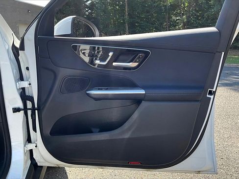 Used 2025 Mercedes-Benz GLC 300 4MATIC image 16