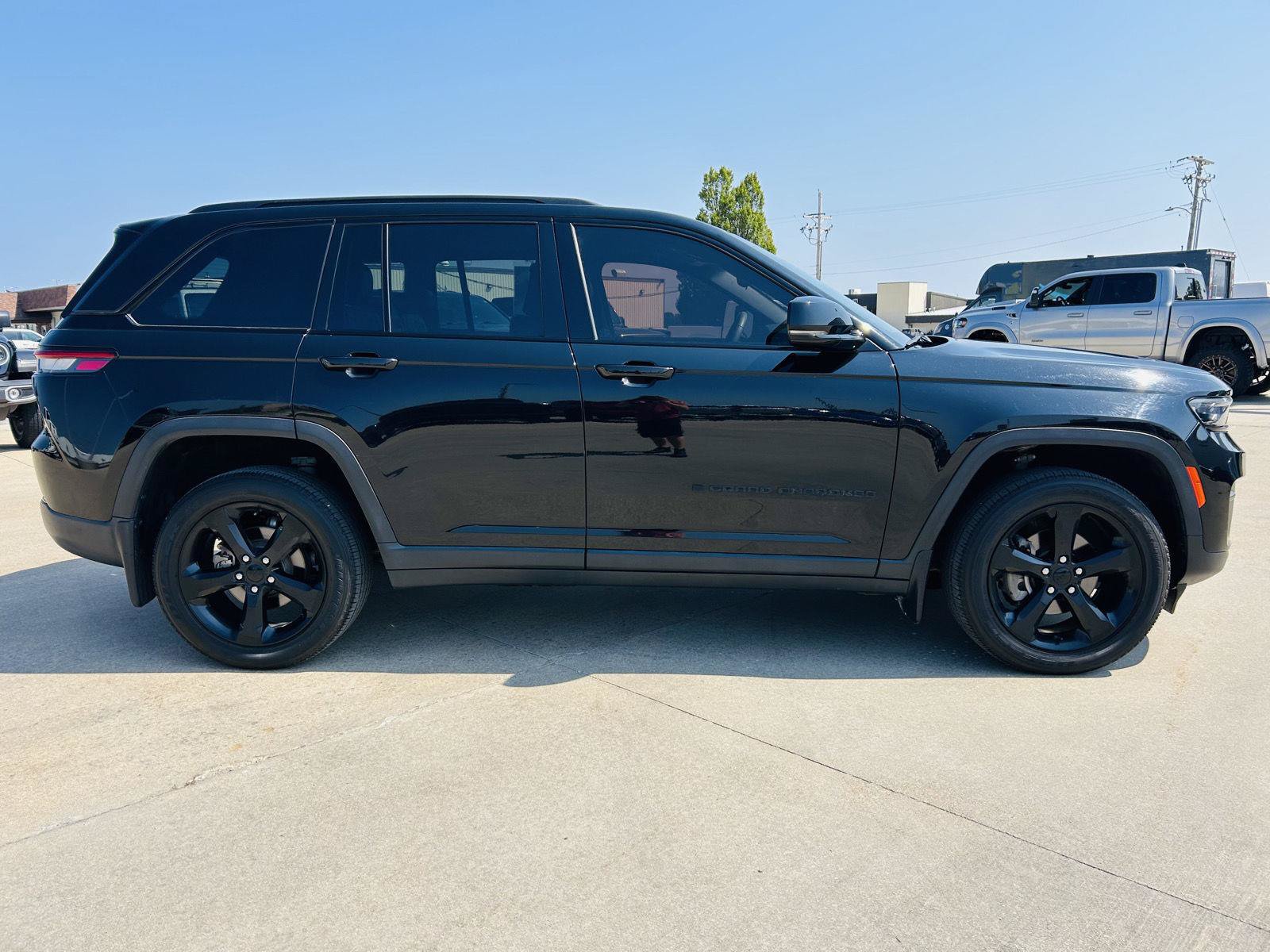 Used 2023 Jeep Grand Cherokee Altitude AWD/4WD image 39