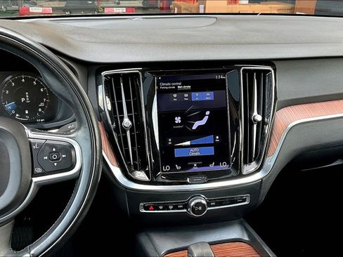 Used 2022 Volvo S60 B5 Momentum w/ Premium Package image 8