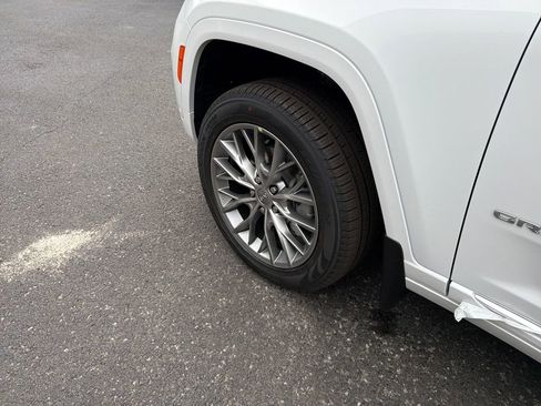 New 2025 Jeep Grand Cherokee Summit w/ Luxury Tech Group V image 24