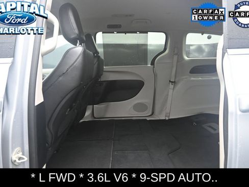 Used 2023 Chrysler Pacifica Touring-L FWD image 10