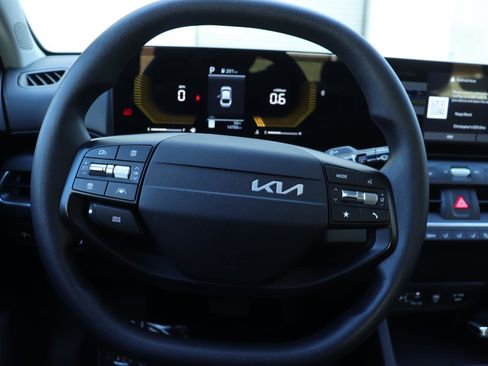 Used 2025 Kia K4 LXS image 23