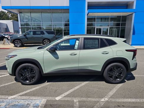 New 2026 Chevrolet Trax ACTIV w/ Sunroof Package FWD image 2