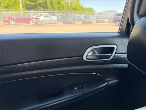 Used 2020 Jeep Grand Cherokee Altitude RWD image 32