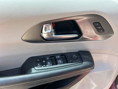 Used 2023 Chrysler Pacifica Touring-L FWD image 31