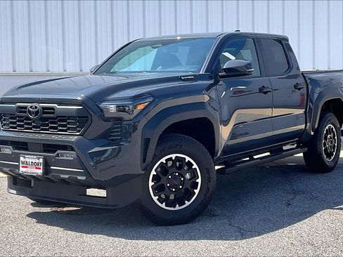 Used 2025 Toyota Tacoma TRD Off-Road w/ TRD Off Road Upgrade Package AWD/4WD image 2