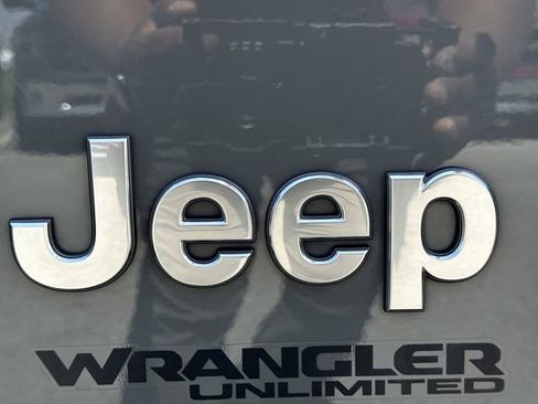 Used 2022 Jeep Wrangler Unlimited Sahara AWD/4WD image 31