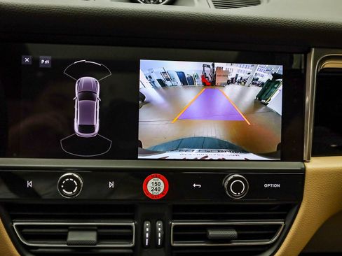 Certified 2026 Porsche Macan AWD/4WD image 12