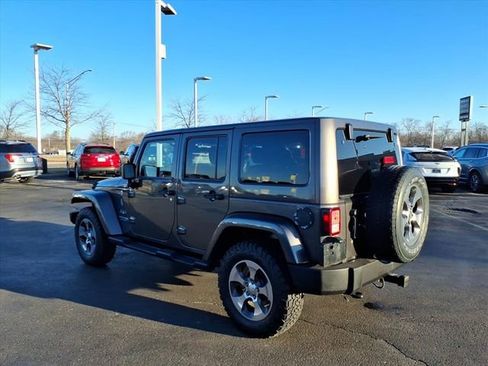 Used 2018 Jeep Wrangler Unlimited Sahara w/ Connectivity Group image 9