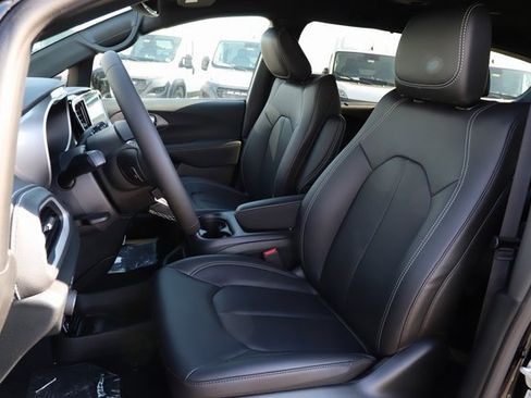 New 2026 Chrysler Pacifica Select image 14