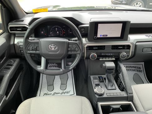 Used 2025 Toyota Tacoma SR5 AWD/4WD image 25