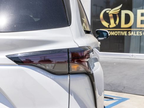 Used 2023 Toyota Sienna XLE FWD image 14