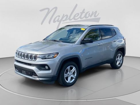 Used 2024 Jeep Compass Latitude AWD/4WD image 1