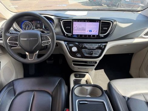 Used 2023 Chrysler Pacifica Touring-L FWD image 14