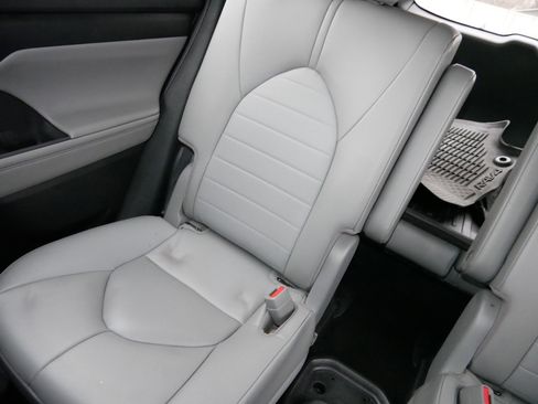 Certified 2023 Toyota Highlander XLE image 12