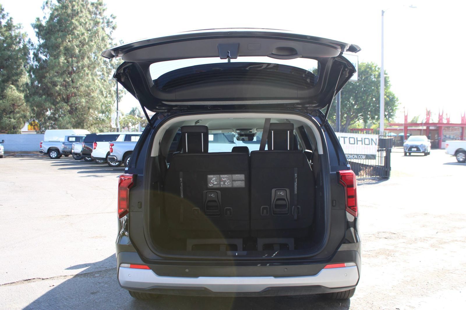 Used 2025 Kia Carnival FWD image 36