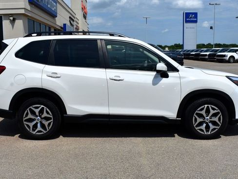 Used 2022 Subaru Forester Premium AWD/4WD image 2